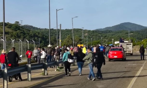 Huitzo toma caseta de CAPUFE y endurece protesta por contaminación