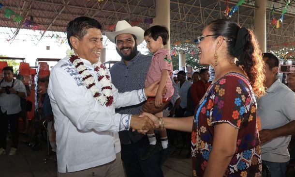 Jara Cruz entrega apoyos diversos a mil 736 personas en Pinotepa Nacional