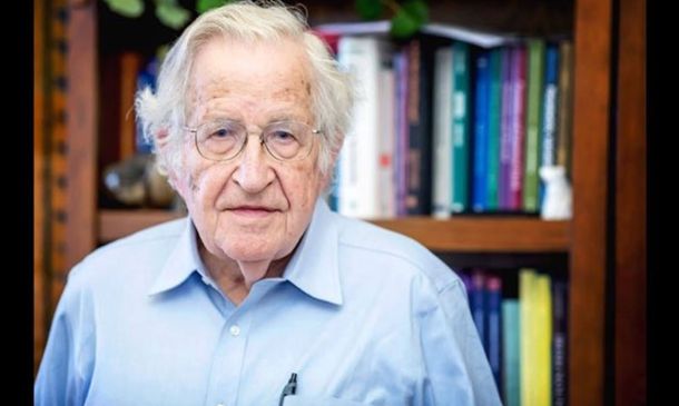 Noam Chomsky, hospitalizado en Brasil