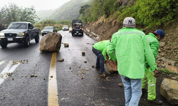 Boris pone en alerta a Oaxaca: cierran puertos, aparece socavón y un vehículo es arrastrado por la corriente