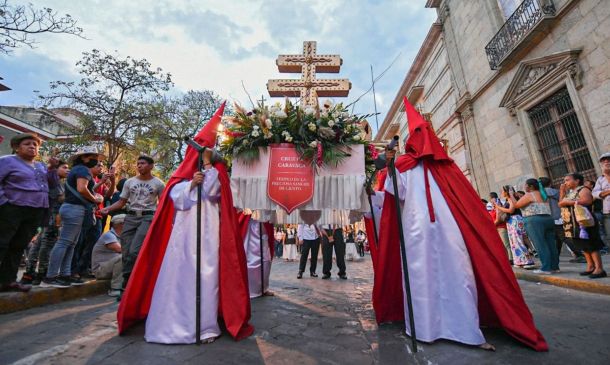 “Venciendo a la Muerte”: exhiben siete cruces monumentales en la Alameda de León por Semana Santa en Oaxaca