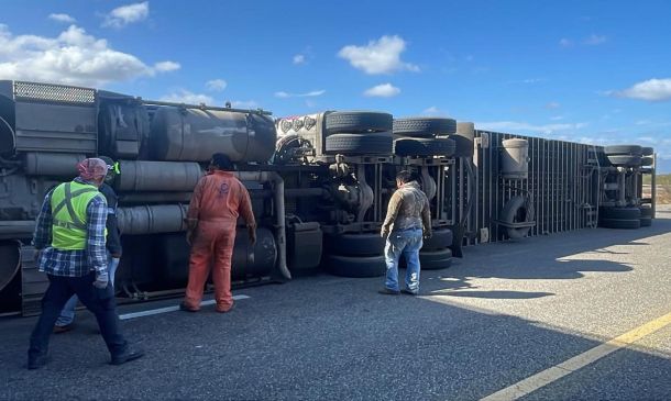 Fuertes vientos provocan volcadura de dos tráileres en La Venta–La Ventosa