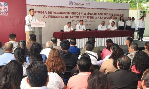 Reconoce IEEPO a personal por años de servicio en la educación
