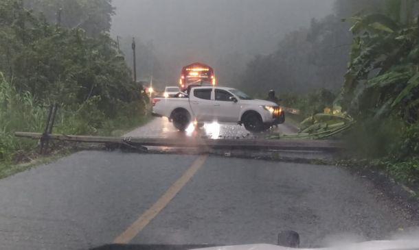 Cierran carretera 175 por caída de poste en Jacatepec