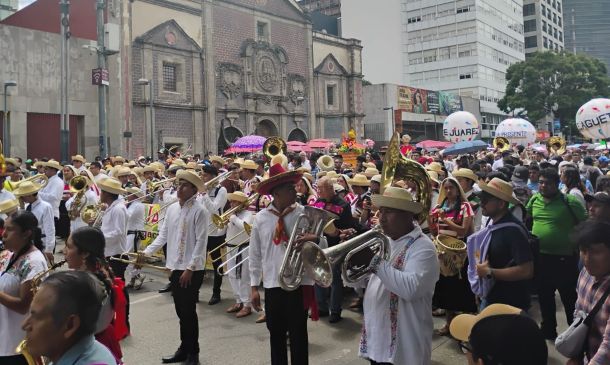Con su calenda Oaxaca inunda la Ciudad de México de alegría