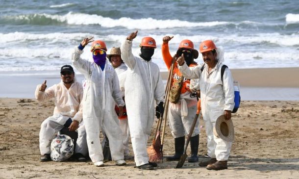 Pemex reporta control de contaminación por hidrocarburos en el Golfo de México; limpian más de 480 km de costas