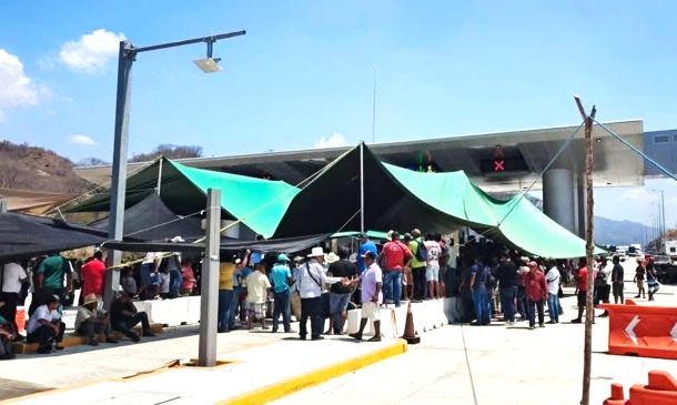 Continúa bloqueo de autopista Barranca Larga-Ventanilla; comunidades de Colotepec exigen acuerdos