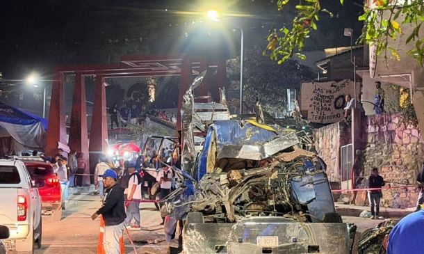 Conductor del camión perdió el control y se impactó contra un domicilio: FGEO