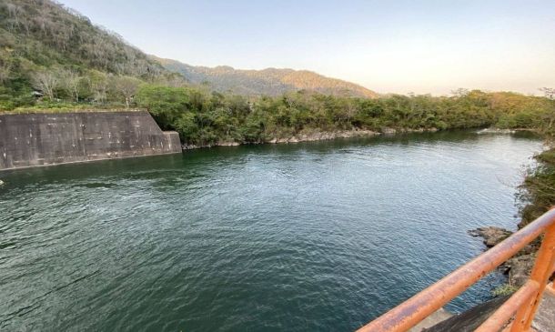 Cerro de Oro abre compuertas y aumenta caudal del río Santo Domingo