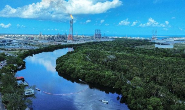 Refuerzan limpieza por derrame de hidrocarburo en Dos Bocas; recolectan 240 kg de residuos