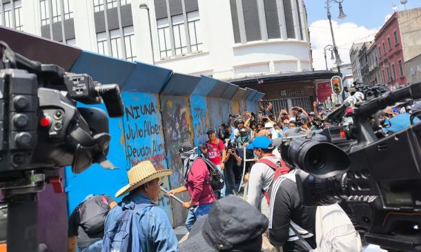 Choque entre CNTE y policías en el Zócalo deja dos maestros heridos; Gobierno denuncia infiltrados