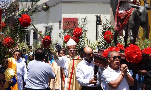 Oaxaca vive el Domingo de Ramos entre fe, procesiones y venta de palmas en la capital