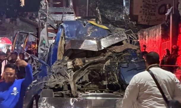 Cuatro muertos tras choque de camión contra vivienda en Guelatao, Oaxaca