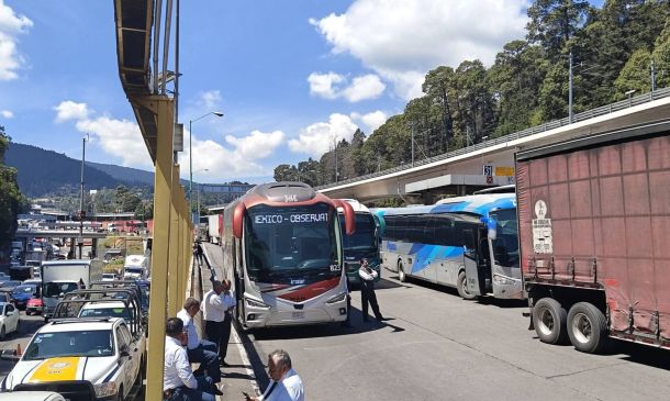 Transportistas y campesinos bloquean carreteras en 11 estados; Segob insiste en diálogo