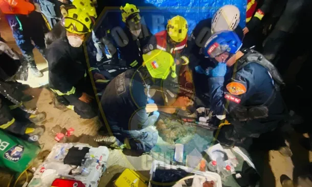 Rescatan a Hernán tras 8 días bajo escombros en Venezuela