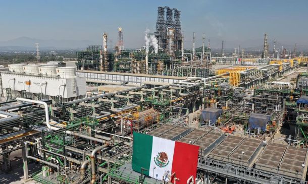S&P pone perspectiva negativa a Pemex, CFE, bancos y gobiernos estatales en México