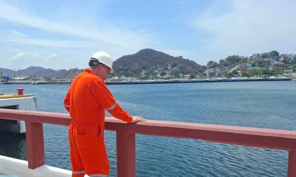 Mancha aceitosa en Bahía de Manzanillo: Pemex se deslinda mientras persisten dudas sobre el origen de la contaminación