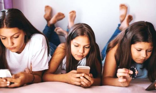 Nueva ley prohíbe que menores de 15 años usen redes sociales