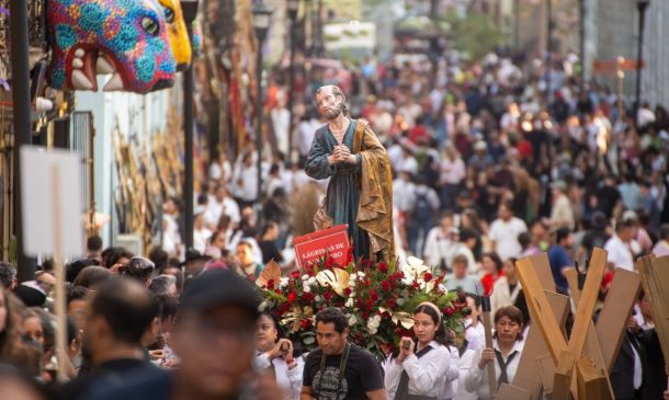 Oaxaca se envuelve en fe y silencio: la Procesión del Silencio ilumina su Centro Histórico