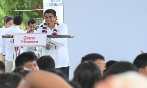 Jara entrega aula en secundaria de San José del Progreso, Oaxaca