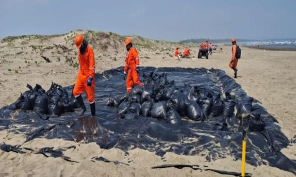 Pemex apoya retiro de chapopote en playas del sur de Veracruz junto con comunidades locales