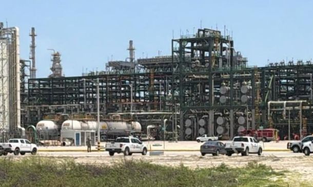 Fuga de crudo provoca incendio controlado en la Refinería Olmeca; Pemex reporta operación normal