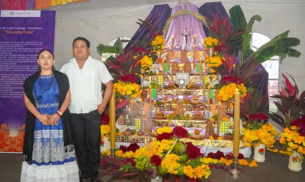 Pueblos originarios de Oaxaca honran la vida con 31 altares en el Zócalo capitalino
