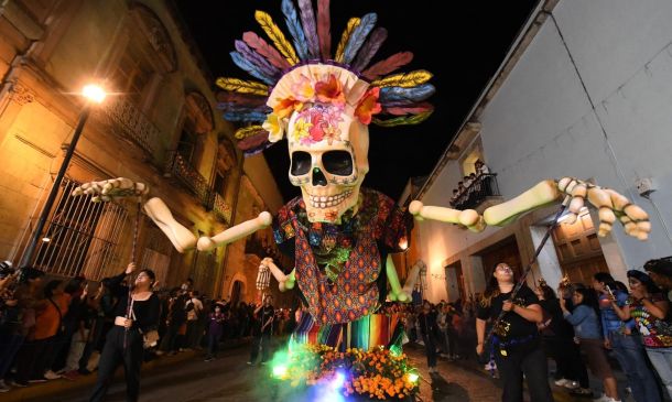 Oaxaca celebra la Gran Comparsa del Día de Muertos 2025 con todo su esplendor