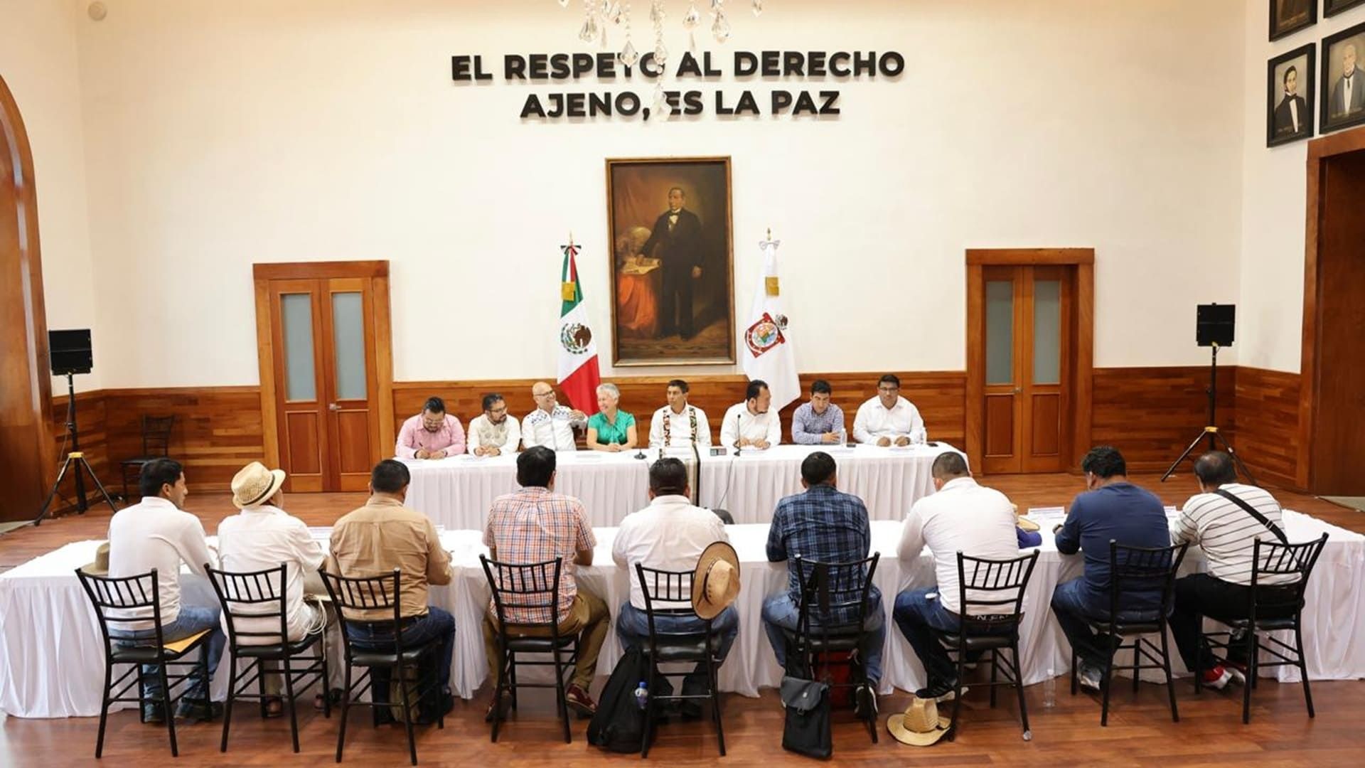 Entregan maestros de la Sección 22 pliego petitorio al gobernador Jara Cruz