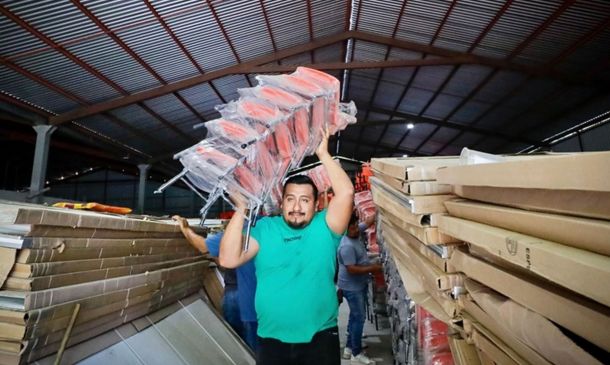 Istmo de Tehuantepec recibe mobiliario escolar nuevo con inédita inversión