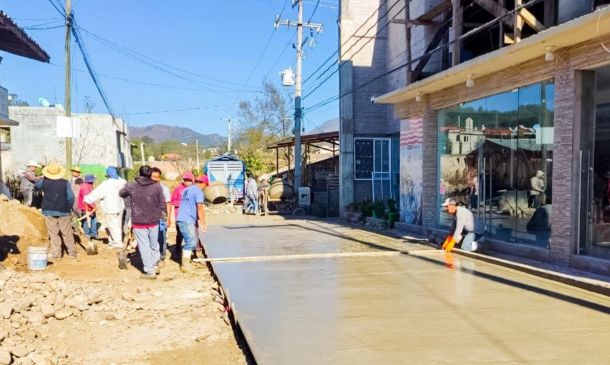 Avanza pavimentación con concreto hidráulico en Barrio San Diego de Tlaxiaco