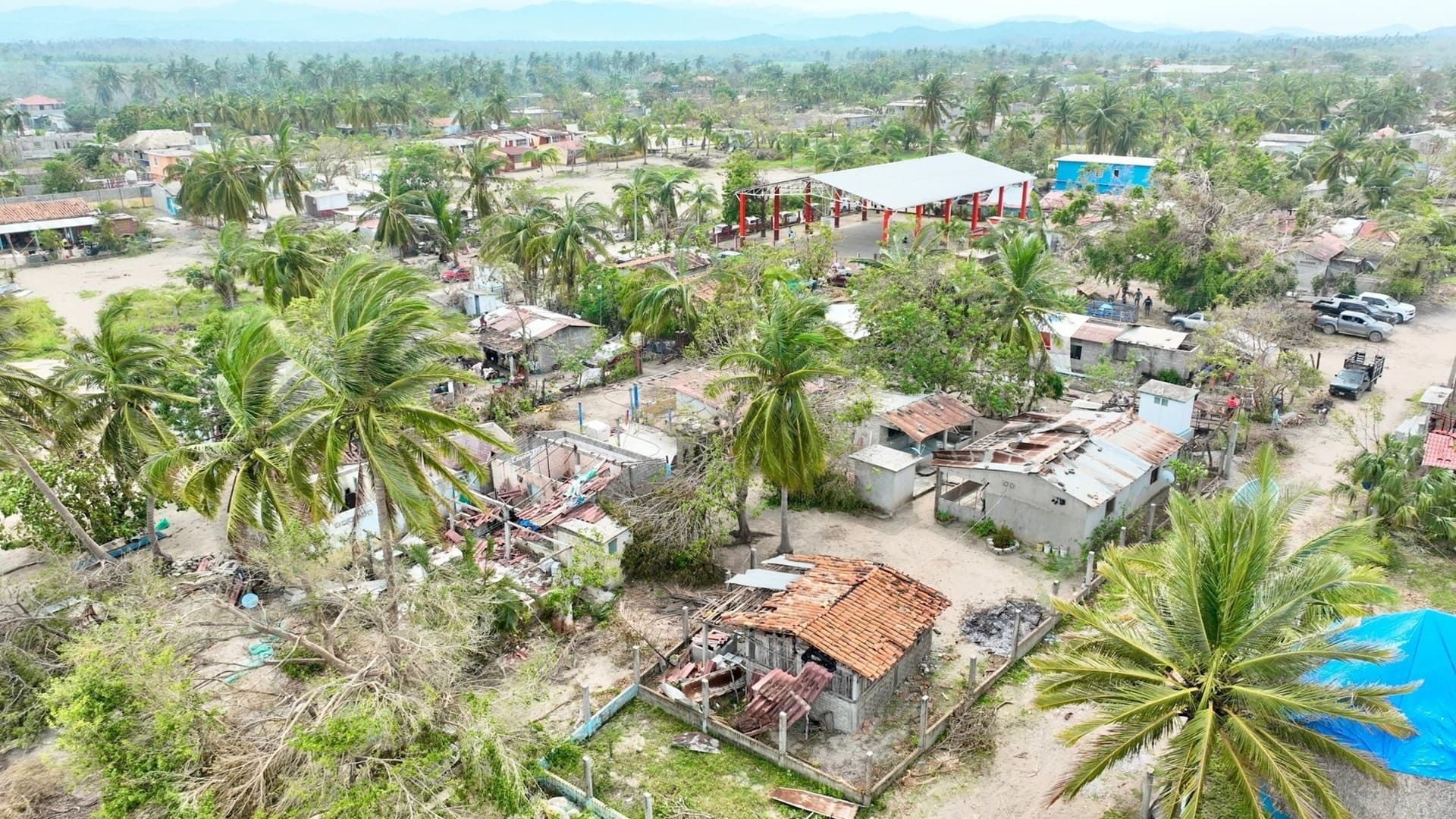 Avanza en El Azufre y Villa de Tututepec jornada de limpieza y apoyo comunitario