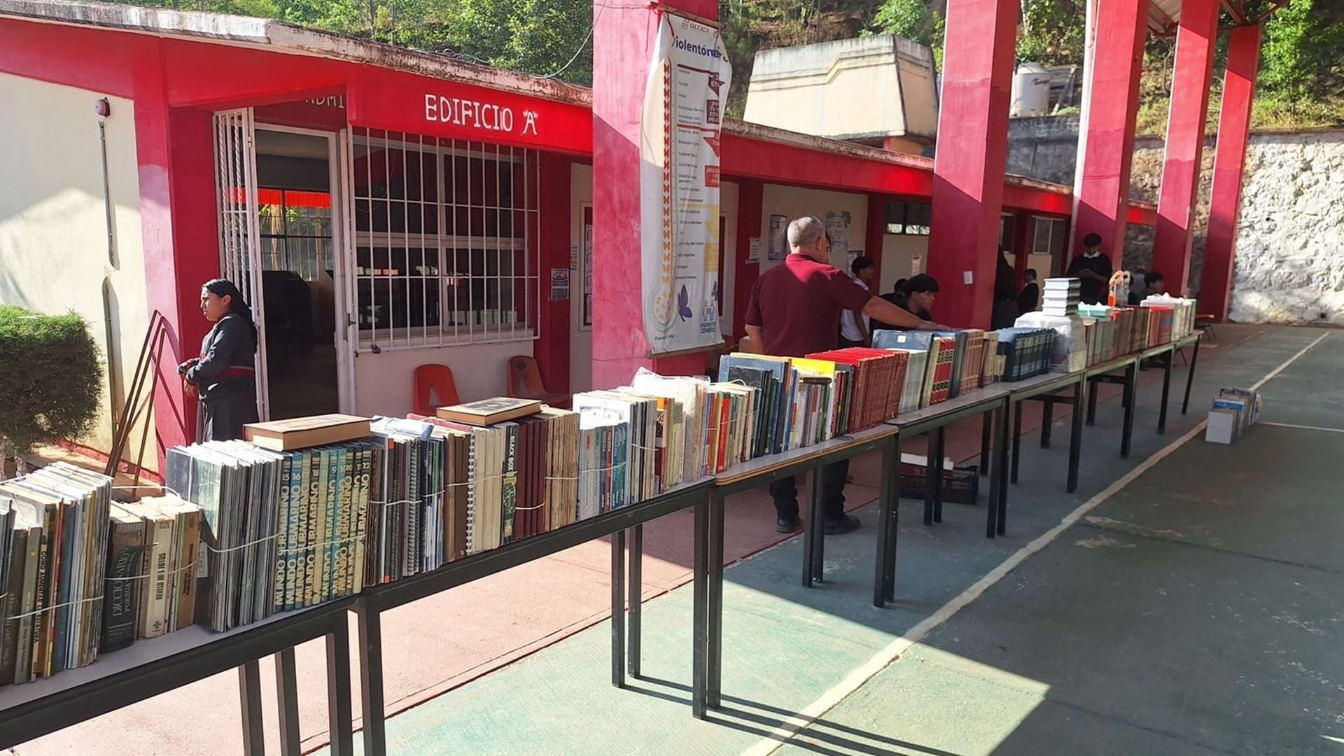 Plantel 37 de Cobao en Tamazulápam recibe donación de 2 mil libros