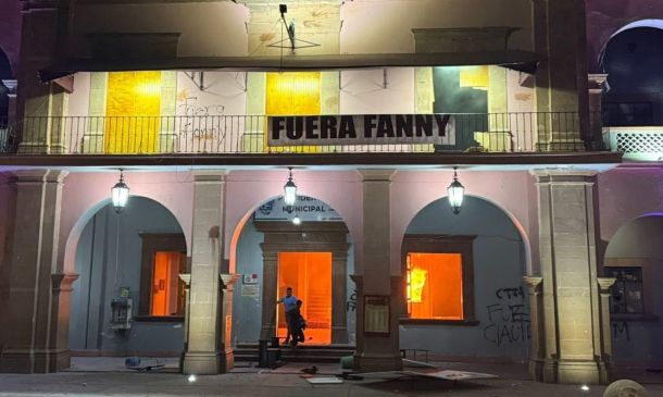 Incendian el Ayuntamiento de Apatzingán durante protestas por los asesinatos de Carlos Manzo y Bernardo Bravo