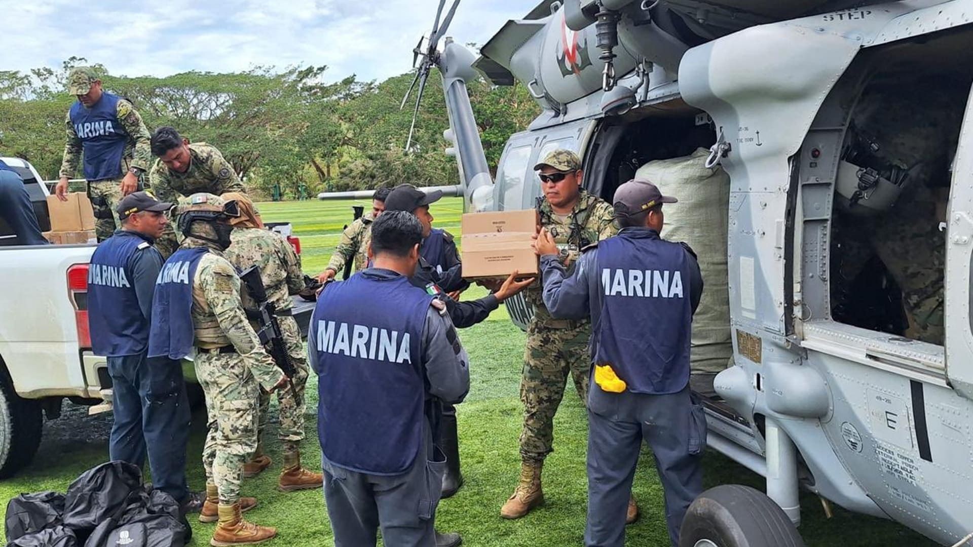 Arriba helicóptero a Pinotepa Nacional con kits de salud, medicamentos e insumos
