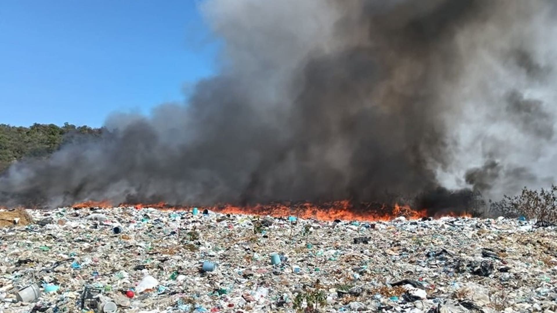 Se incendia basurero a cielo abierto de San Francisco Telixtlahuaca