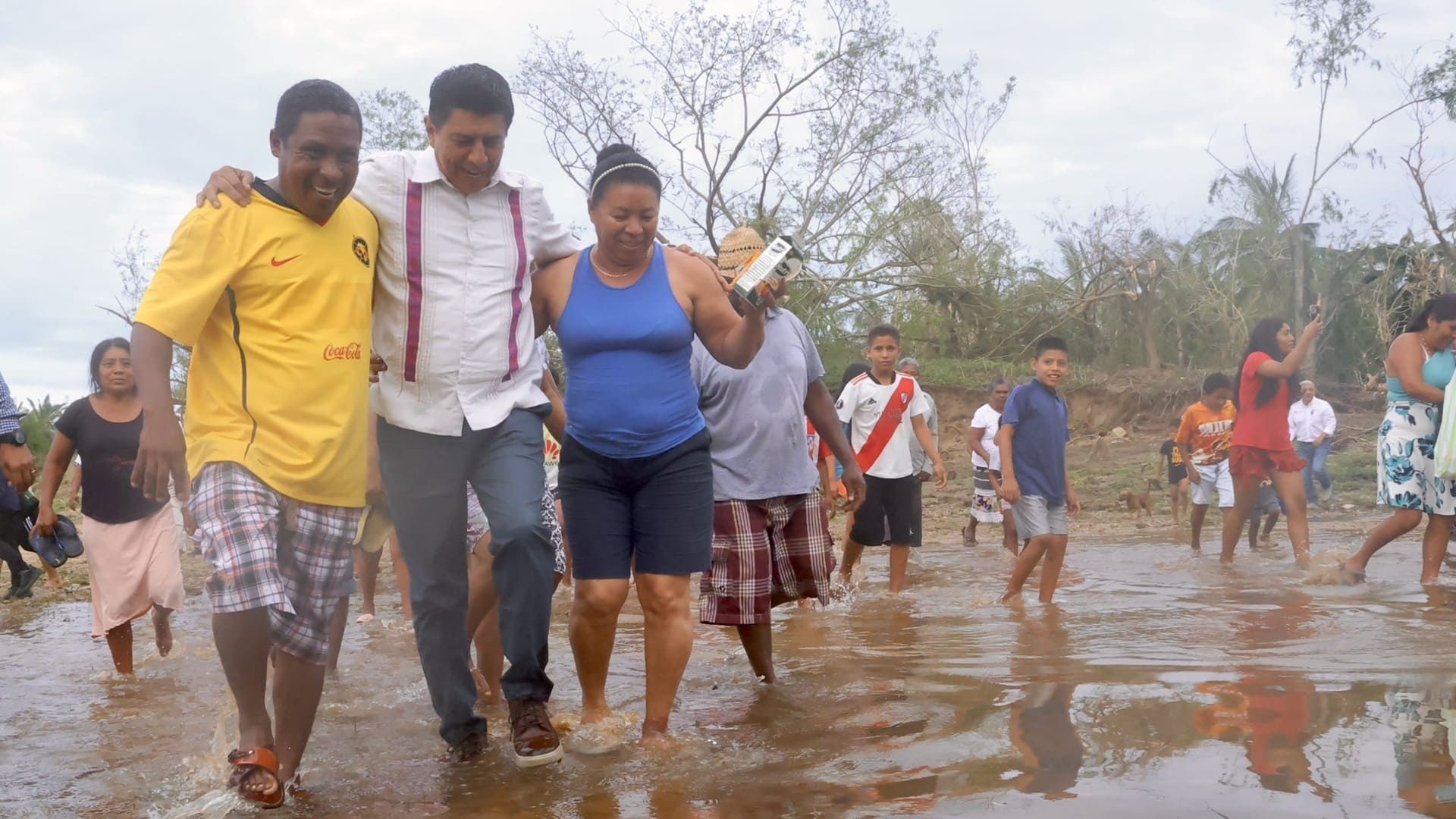 “Acá está su gobierno para apoyarlos”; Jara Cruz visita agencias afectadas por Erick en la Costa