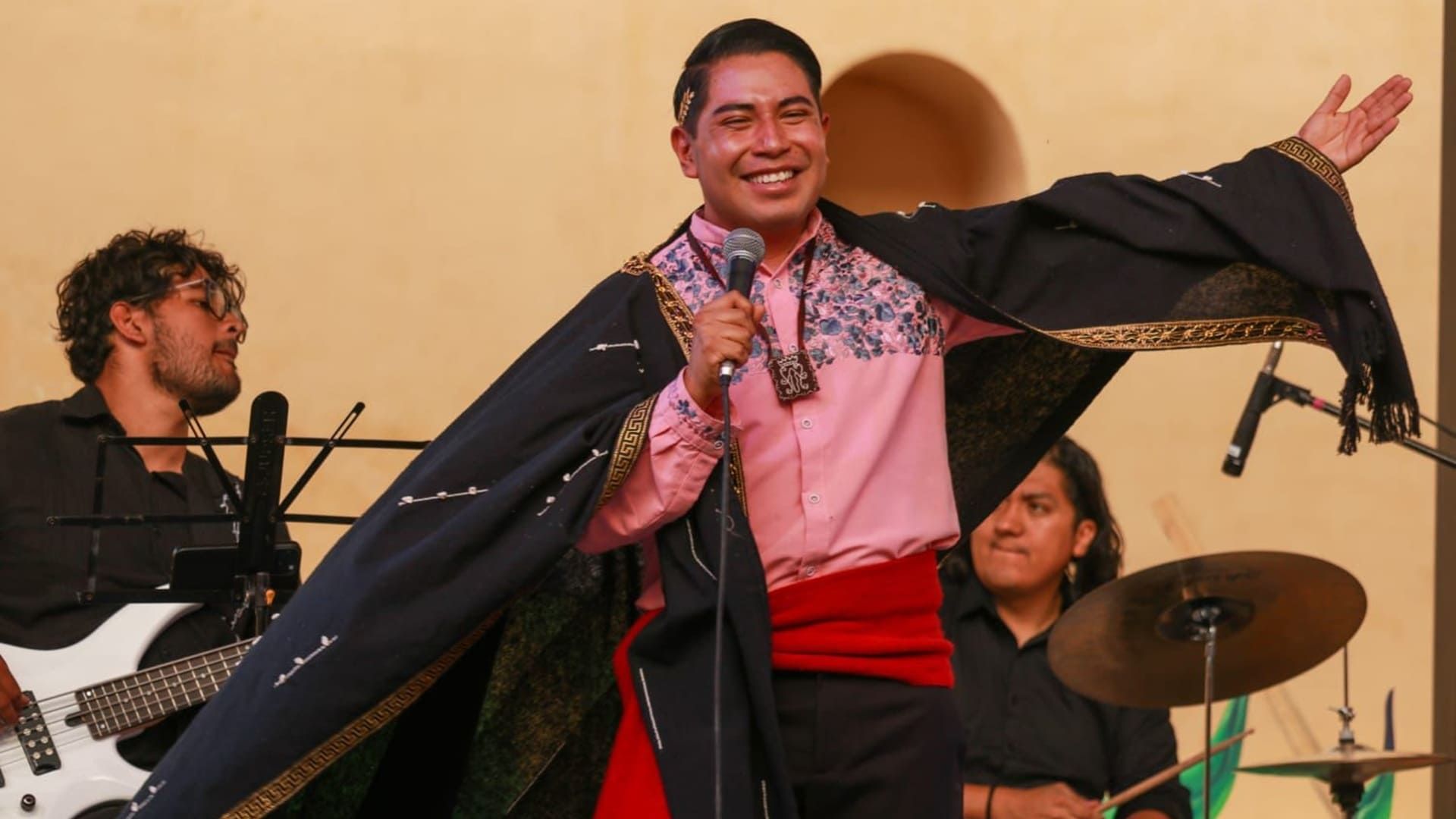 “Tengo la suerte de estar cumpliendo mi sueño”: Mextizo Príncipe Zapoteco