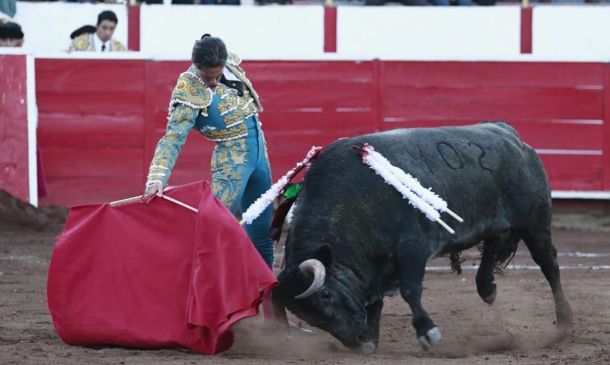 Diego Silveti corta una oreja en San Miguel de Uriangato; Adame sale en hombros