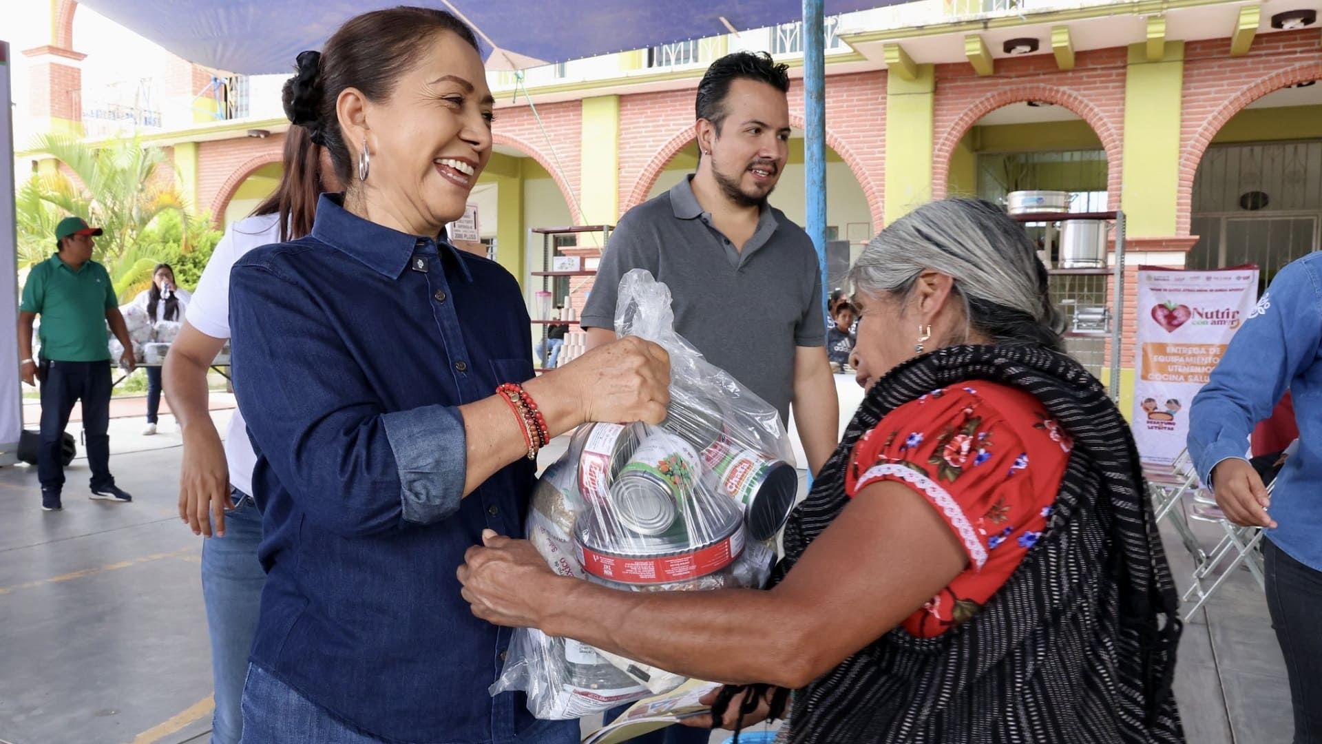 Entrega DIF Oaxaca en Sierra Sur y Mixteca canastas alimentarias y utensilios