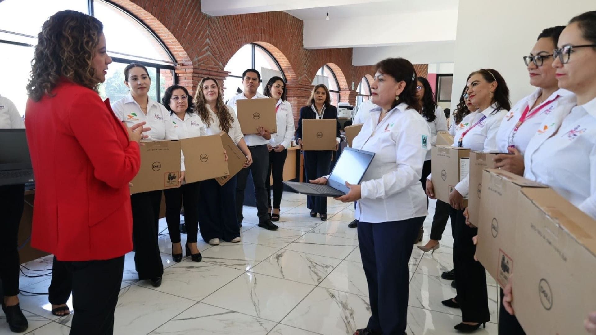 PJEO: Magistrada presidenta Berenice Ramírez entrega equipos computo para una justicia eficaz y moderna