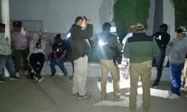 En San Pedro Totolápam cae traficante y liberan a 14 migrantes que pagaron 30 mil por su viaje