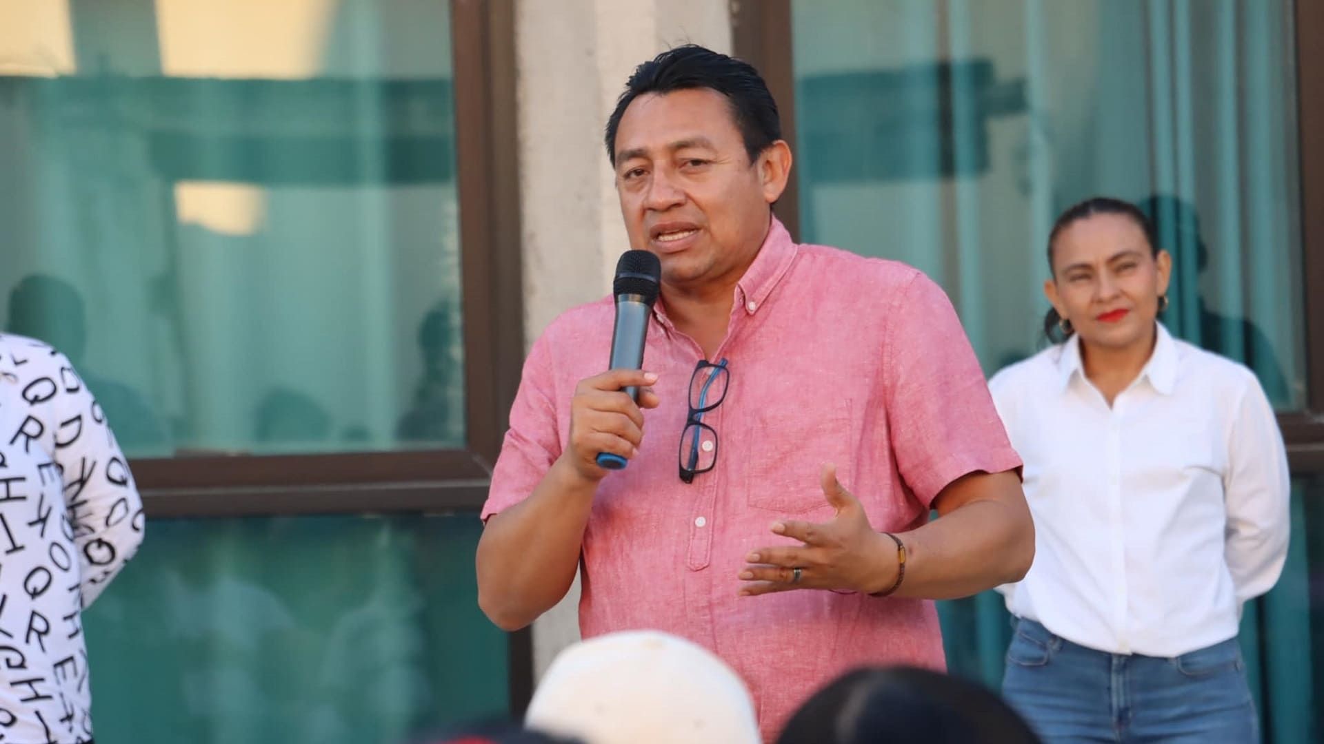 Balean al alcalde de San Pedro Comitancillo al enfrentar a un automovilista ebrio