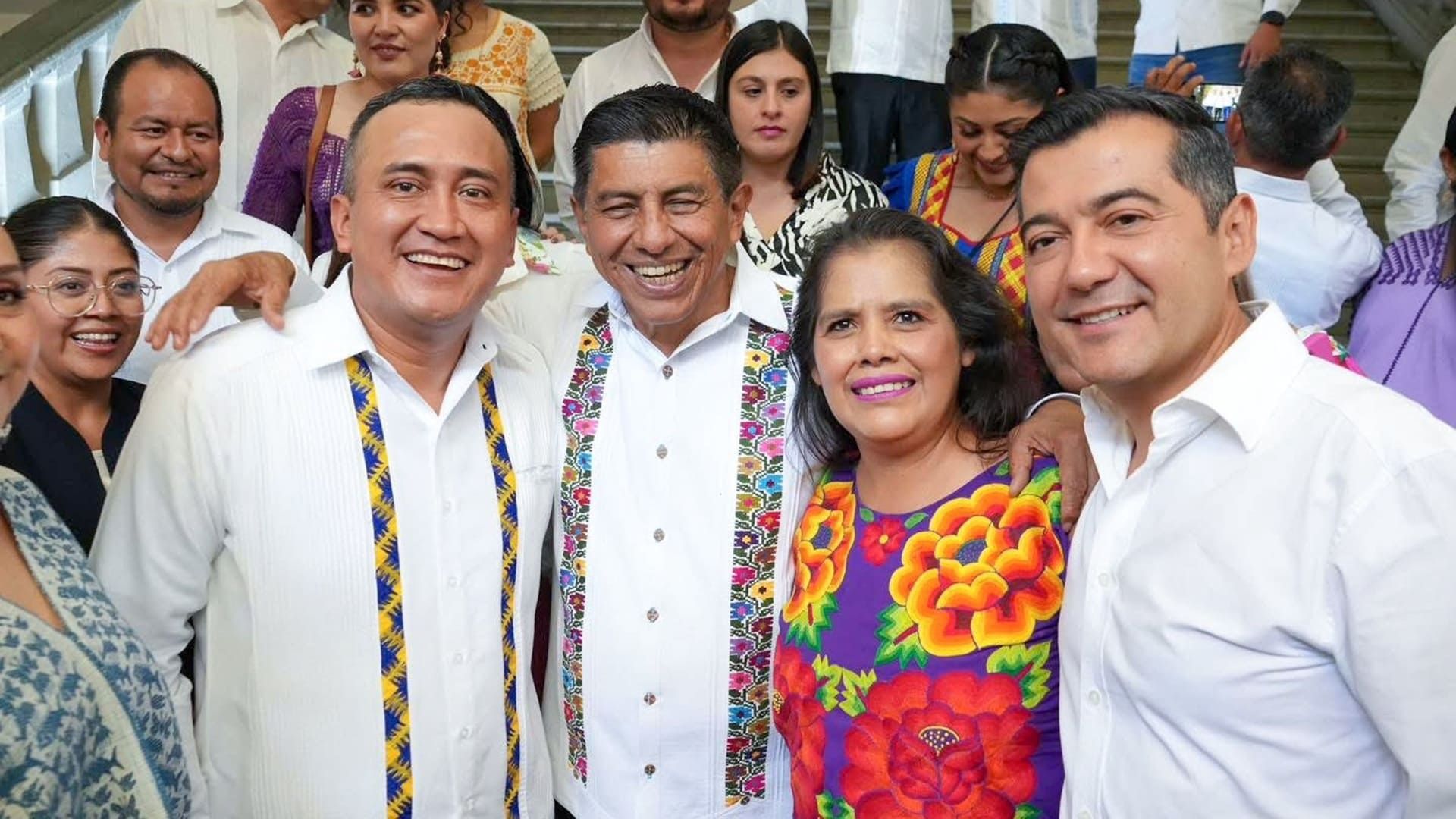 Senadores de Oaxaca proponen eliminar toga y birrete en SCJN