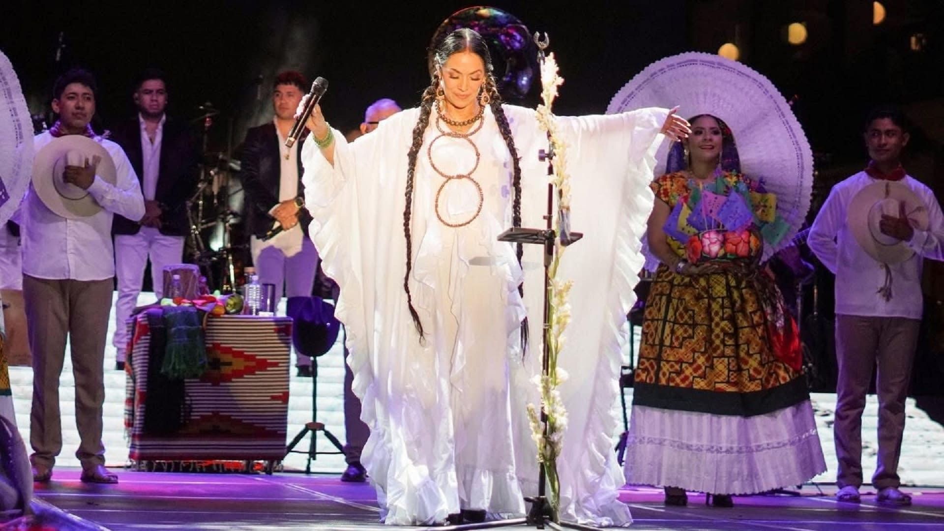 Asisten 15 mil al concierto de Lila Downs en la Alameda de León de Oaxaca
