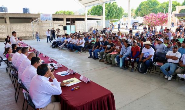 Impulso educativo en Zapotitlán Lagunas, Oaxaca: Becas, equipamiento y programas estatales para escuelas