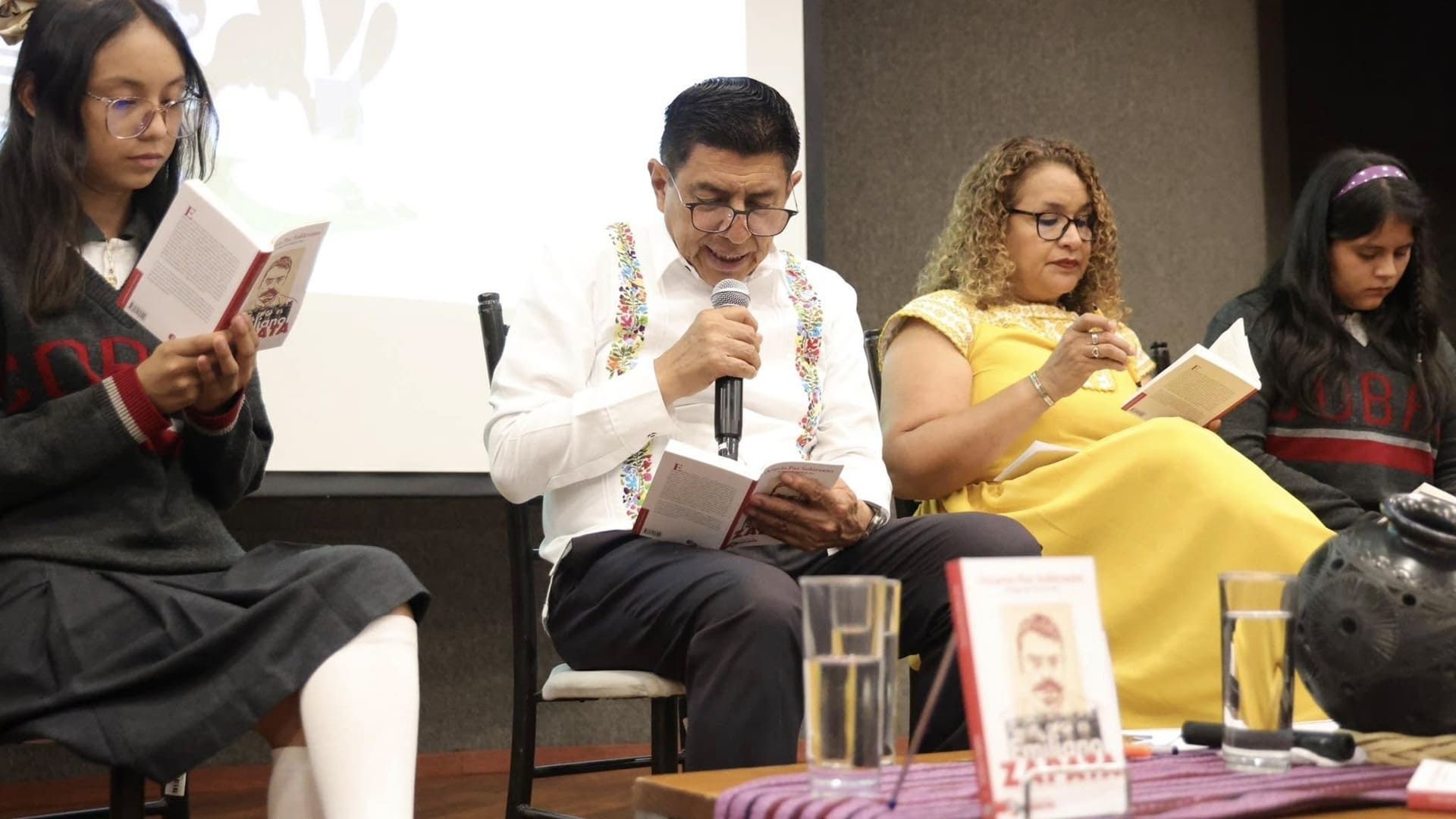 Estudiantes del COBAO asisten a la jornada de lectura encabezada por Jara Cruz