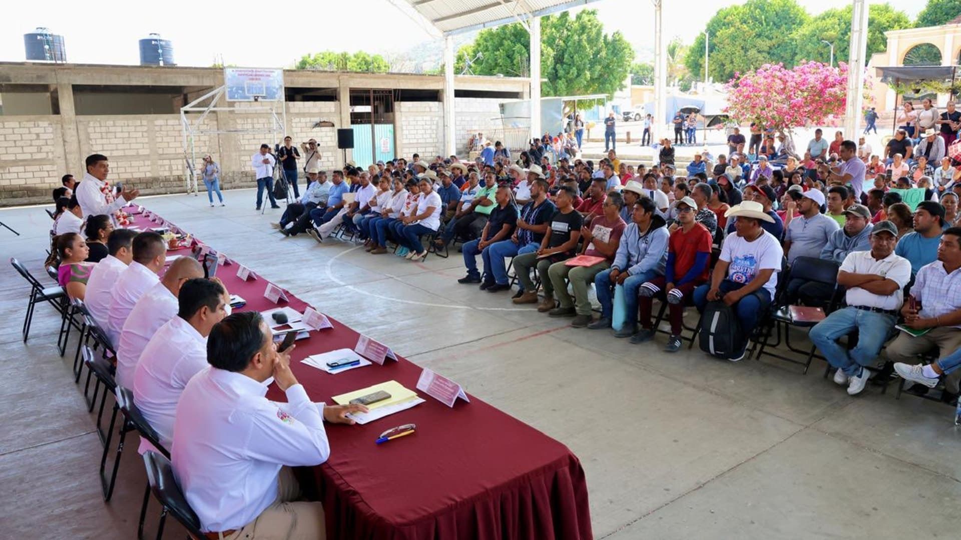 Impulso educativo en Zapotitlán Lagunas, Oaxaca: Becas, equipamiento y programas estatales para escuelas