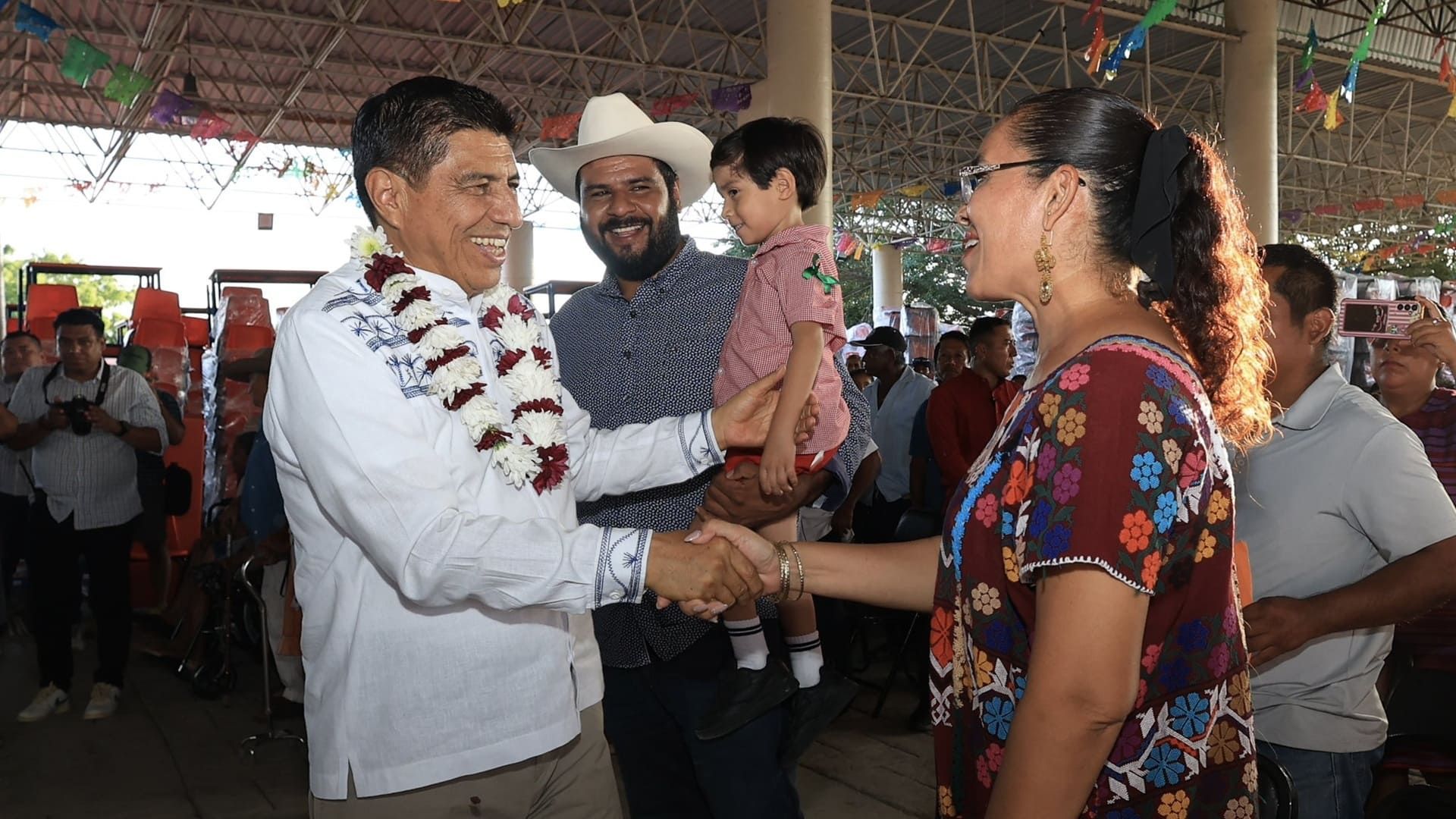 Jara Cruz entrega apoyos diversos a mil 736 personas en Pinotepa Nacional