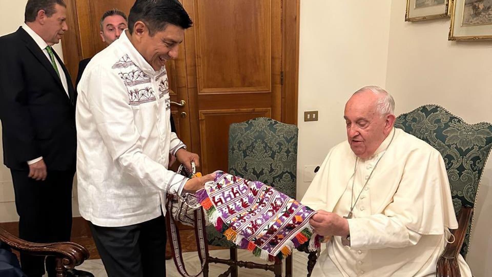 Servilletero, morral y una guayabera de Oaxaca, entre las pertenencias del Papa Francisco 